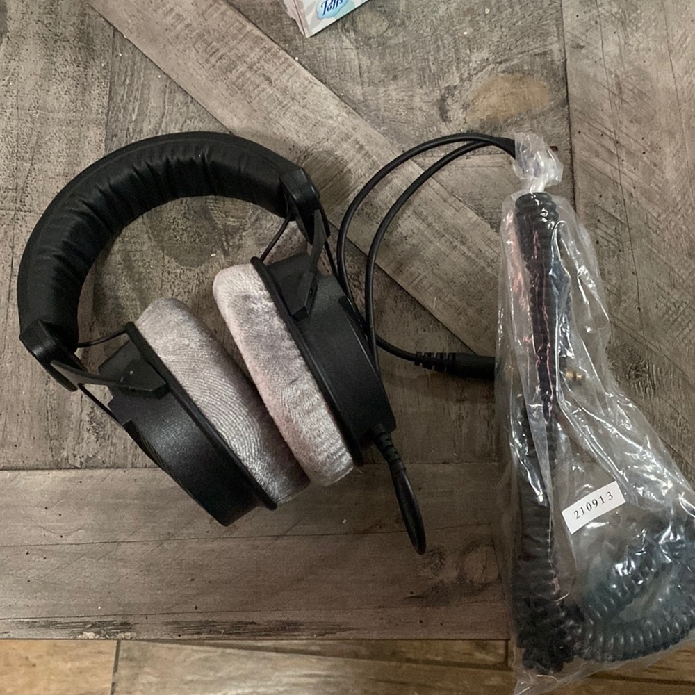 beyerdynamic DT 990 Pro 250 ohm Over-Ear Studio Headphones